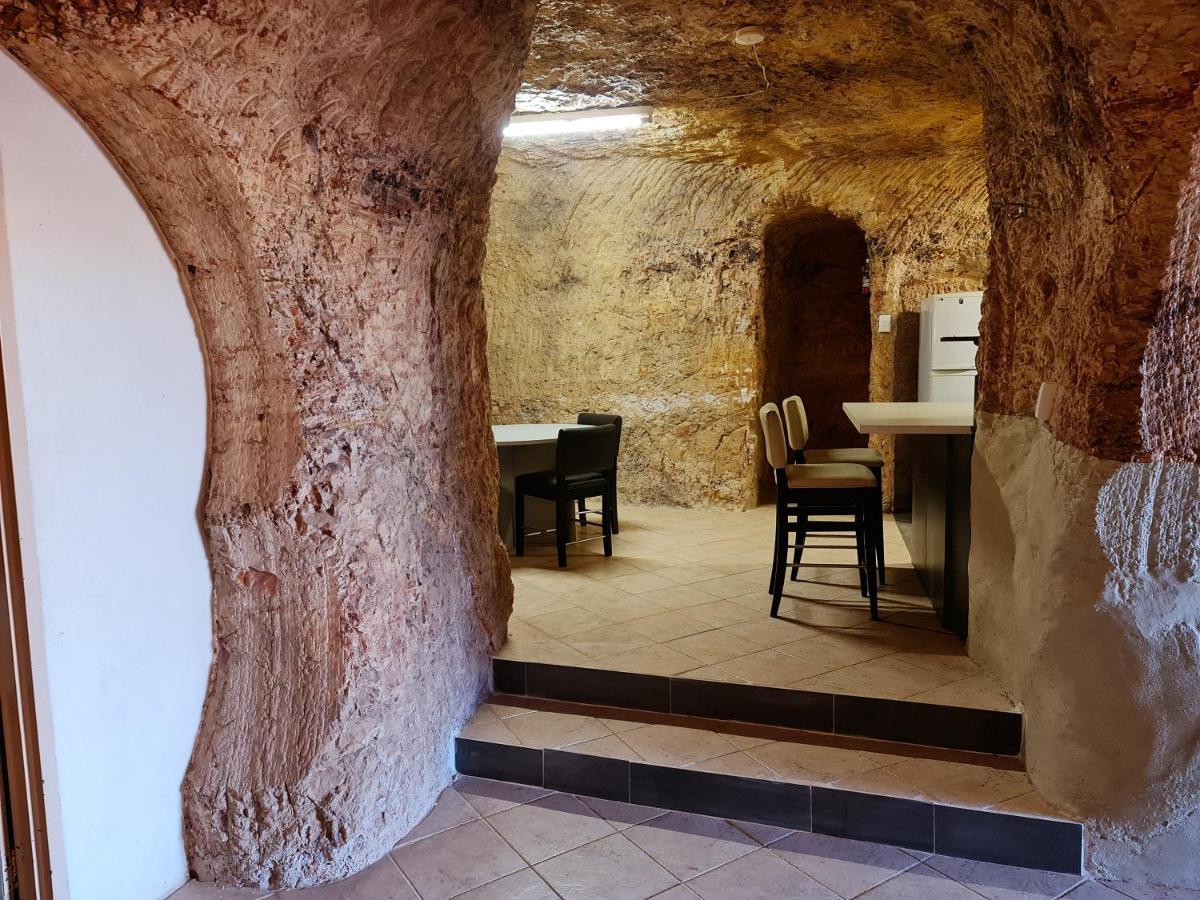 Underwood Court Fresh Dugout- Hosted By Coober Pedy Accommodations المظهر الخارجي الصورة