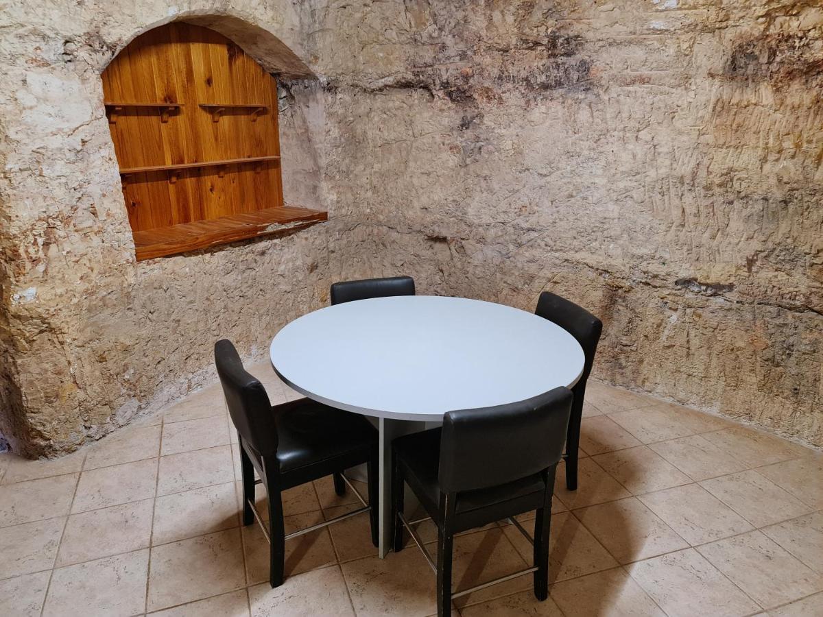 Underwood Court Fresh Dugout- Hosted By Coober Pedy Accommodations المظهر الخارجي الصورة