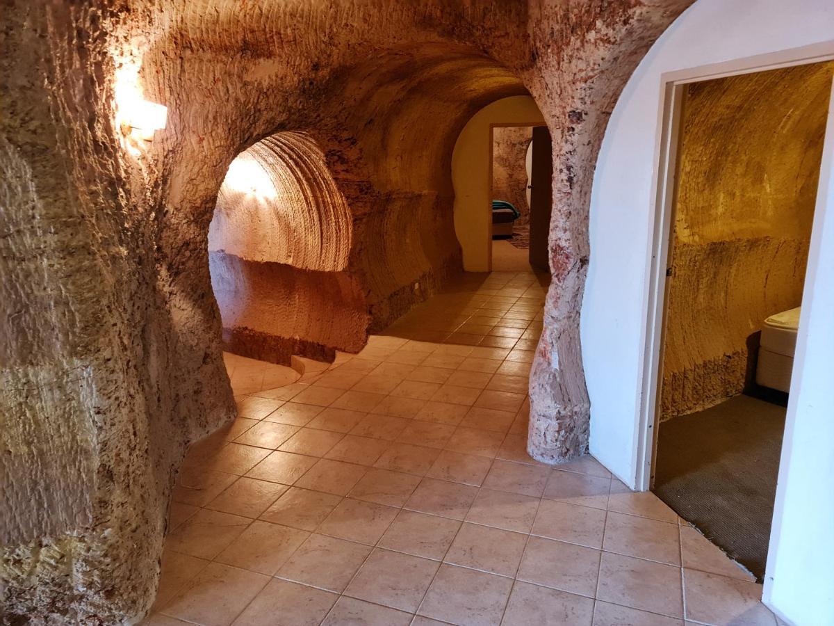 Underwood Court Fresh Dugout- Hosted By Coober Pedy Accommodations المظهر الخارجي الصورة