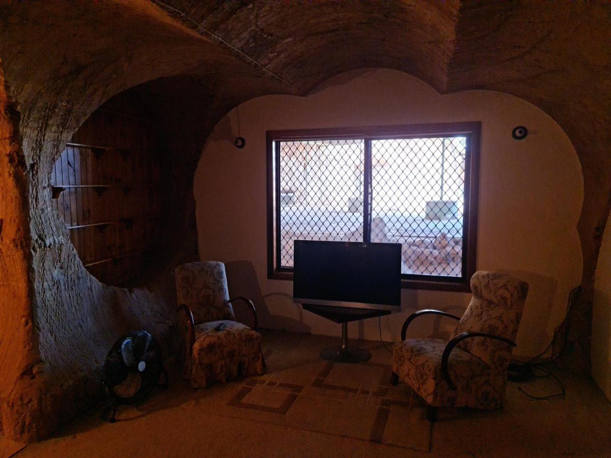 Underwood Court Fresh Dugout- Hosted By Coober Pedy Accommodations المظهر الخارجي الصورة