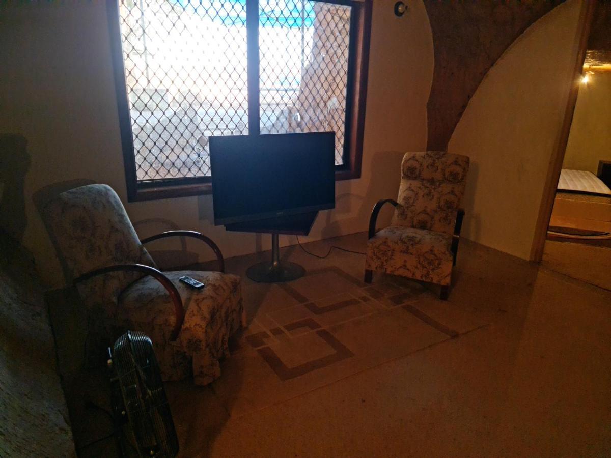 Underwood Court Fresh Dugout- Hosted By Coober Pedy Accommodations المظهر الخارجي الصورة